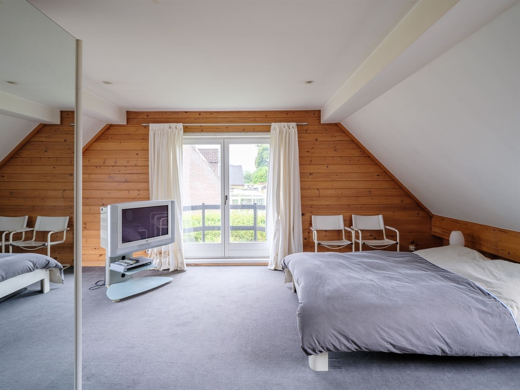 Modernistische villa met woon/werk optie.
Centraal gelegen tussen Gent en Brussel, op slechts 10 minuten van Geraardsbergen, Ninove of Zottegem: Opha...