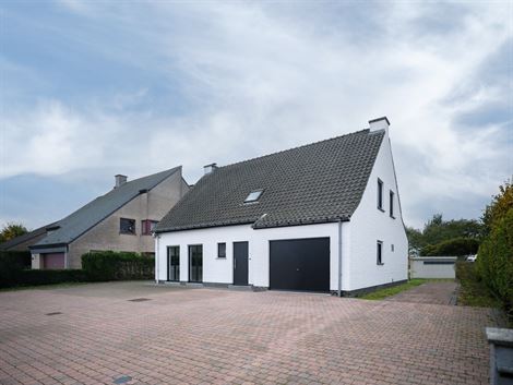 De villa ligt officieel in het grondgebied Wetteren, maar vlak op de grens met Laarne. Landelijk, maar centraal gelegen. 

Recent volledig gerenovee...