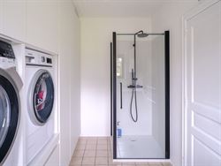 De villa ligt officieel in het grondgebied Wetteren, maar vlak op de grens met Laarne. Landelijk, maar centraal gelegen. 
Hier is het fijn thuiskomen...
