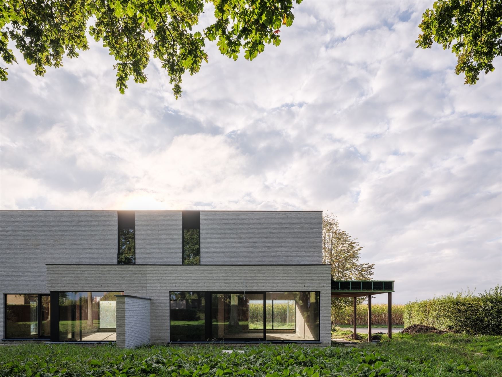 Prachtig landelijk gelegen, vlakbij de gezellige dorpskern Vinkt en op slechts 10 min. van Deinze-centrum.

Op het einde van een doodlopende straat ...