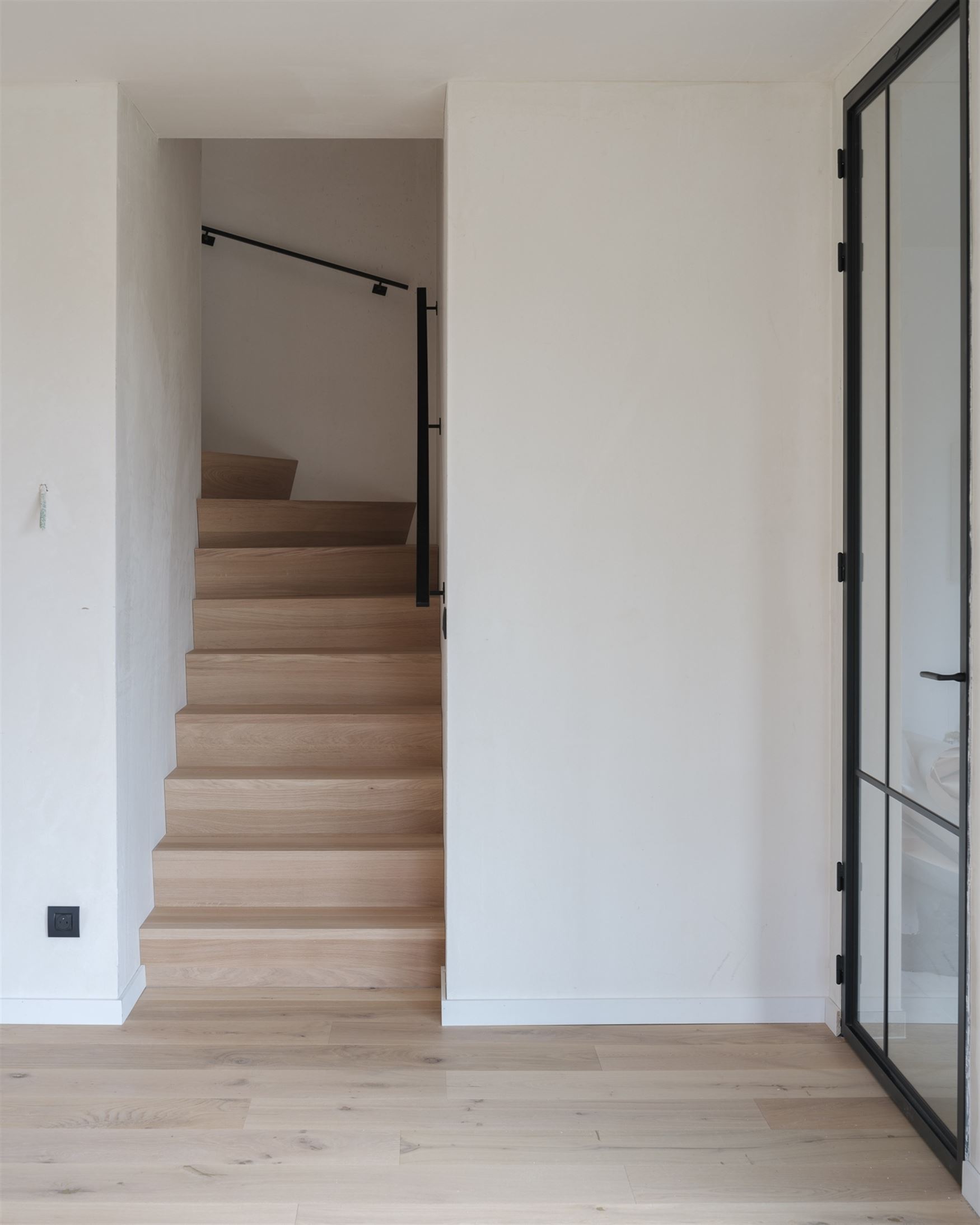 Prachtig landelijk gelegen, vlakbij de gezellige dorpskern Vinkt en op slechts 10 min. van Deinze-centrum.

Op het einde van een doodlopende straat ...