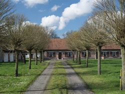 In de achtertuin van het kasteel van Hansbeke: te renoveren hoeve met verschillende bijgebouwen op een perceel van maar liefst 11.880 m².

Op slech...