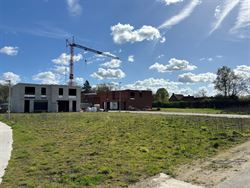 Hedendaags woonproject in Merendree, een landelijke deelgemeente van Nevele met een vlotte connectie tot de E40 en nabijgelegen steden zoals Gent en B...