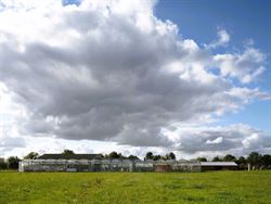 Schitterende ligging: net over de grens met Drongen, op het grondgebied van Landegem. Dankzij de nabijheid van de E40 geniet je hier van een vlotte be...
