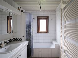 Schitterende ligging: net over de grens met Drongen, op het grondgebied van Landegem. Dankzij de nabijheid van de E40 geniet je hier van een vlotte be...