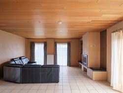 Schitterende ligging: net over de grens met Drongen, op het grondgebied van Landegem. Dankzij de nabijheid van de E40 geniet je hier van een vlotte be...