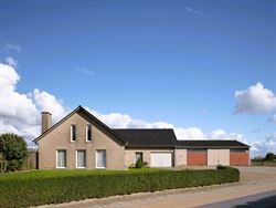 Schitterende ligging: net over de grens met Drongen, op het grondgebied van Landegem. Dankzij de nabijheid van de E40 geniet je hier van een vlotte be...