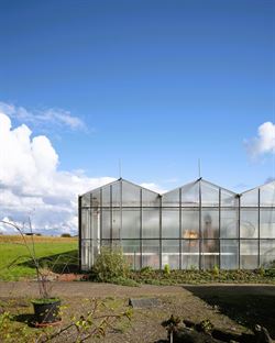 Schitterende ligging: net over de grens met Drongen, op het grondgebied van Landegem. Dankzij de nabijheid van de E40 geniet je hier van een vlotte be...