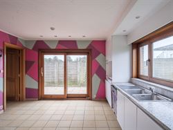 Schitterende ligging: net over de grens met Drongen, op het grondgebied van Landegem. Dankzij de nabijheid van de E40 geniet je hier van een vlotte be...