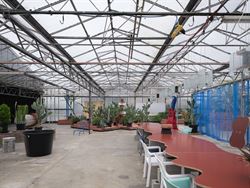 Schitterende ligging: net over de grens met Drongen, op het grondgebied van Landegem. Dankzij de nabijheid van de E40 geniet je hier van een vlotte be...