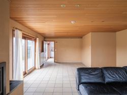 Schitterende ligging: net over de grens met Drongen, op het grondgebied van Landegem. Dankzij de nabijheid van de E40 geniet je hier van een vlotte be...