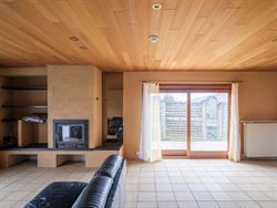 Schitterende ligging: net over de grens met Drongen, op het grondgebied van Landegem. Dankzij de nabijheid van de E40 geniet je hier van een vlotte be...