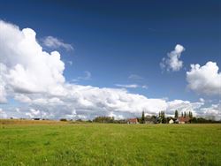 Schitterende ligging: net over de grens met Drongen, op het grondgebied van Landegem. Dankzij de nabijheid van de E40 geniet je hier van een vlotte be...