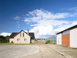 Schitterende ligging: net over de grens met Drongen, op het grondgebied van Landegem. Dankzij de nabijheid van de E40 geniet je hier van een vlotte be...