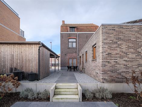 Uiterst centraal gelegen in Landegem, vlakbij Drongen – Gent - oprit van de E40 en het station Landegem. Winkels, ontspanning en scholen zijn vlakbi...