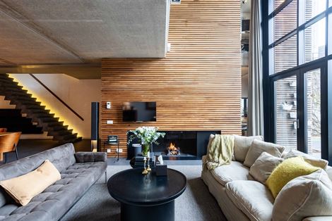 Gelegen tussen de muren van een oud theaterpand en de voormalige meubelmakerij Pauvers-Vandenberghe zit je hier te midden van een stukje Gentse geschi...