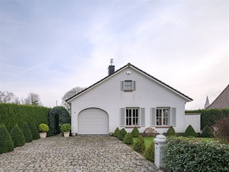Net voorbij Gent in het charmante Bachte-Maria-Leerne. Vlakbij Sint-Martens-Latem, op een boogscheut van de Leie en het prachtige kasteeldomein van Oo...