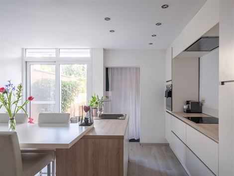 Het centrum van Wondelgem is om de hoek: winkels en openbaar vervoer zijn vlakbij. Met de fiets sta je op minder dan 15 min in Gent-centrum. Met de au...