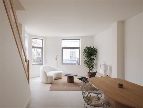 In een gezellige woonstraat, op slechts 5 minuten fietsen van het historisch centrum, ligt deze volledig gerenoveerde stadswoning – de perfecte thui...