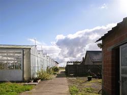 Schitterende ligging: net over de grens met Drongen, op het grondgebied van Landegem. Dankzij de nabijheid van de E40 geniet je hier van een vlotte be...
