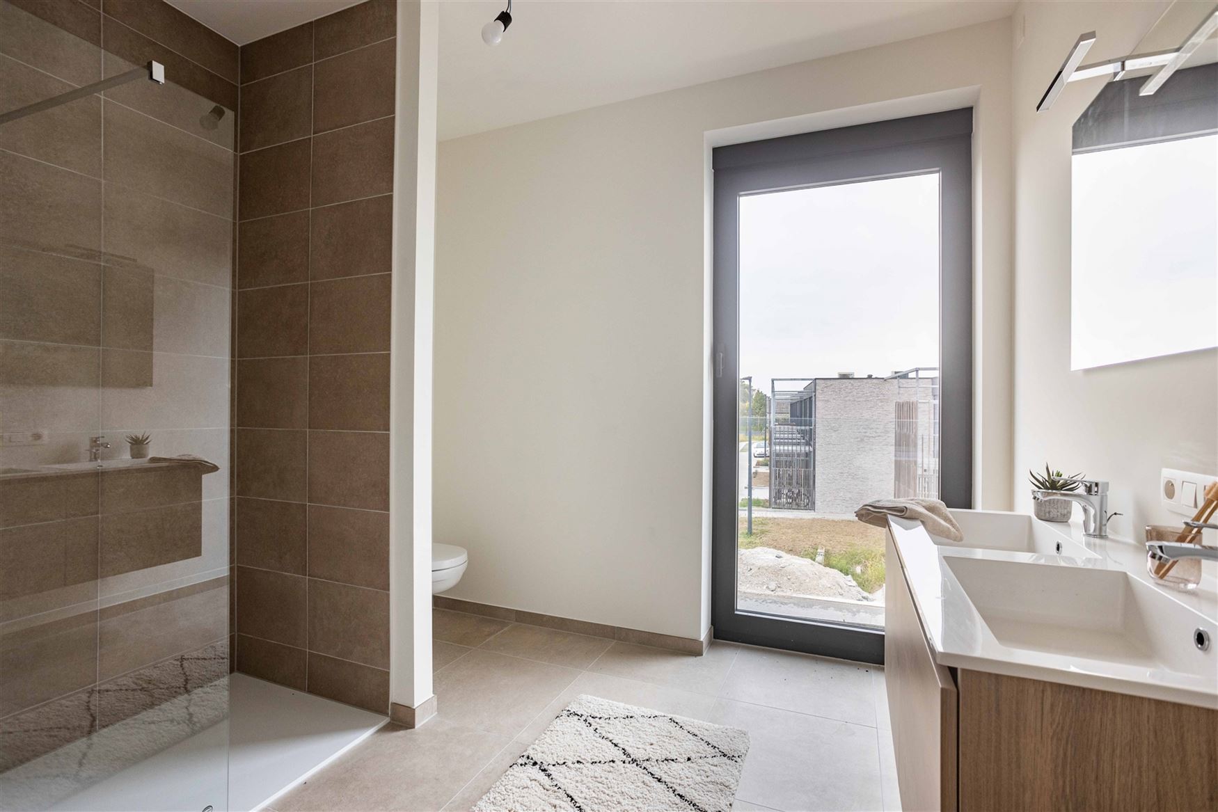 Drongen, dat is de nabijheid van Gent-centrum in combinatie met een vlotte bereikbaarheid. De hoge mobiscore bevestigt: openbaar vervoer, winkels, spo...