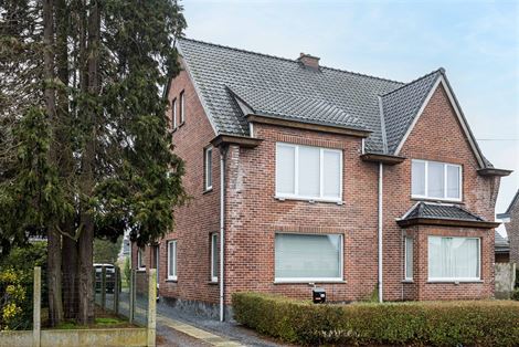 Op slechts enkele minuten van Merelbeke-centrum en slechts 10 minuten rijden naar Gent. Hier zit je supercentraal door de snelle ontsluiting met de E4...