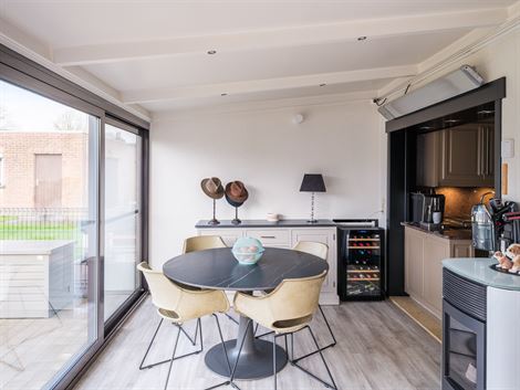 Op slechts 20 min. met de fiets van Gent-centrum: instapklare driegevelwoning in een rustige straat zonder doorgaand verkeer. Vlakbij Drongen-station ...