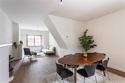 In de pittoreske dorpskern van Sint-Denijs-Westrem, op slechts enkele minuten verwijderd van Sint-Martens-Latem en Gent-centrum.

Hier geniet je van...