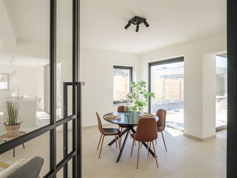 Nabij het dorpscentrum van Bottelare, een levendige deelgemeente van Merelbeke, treft u deze aantrekkelijke gezinswoning. Dit is een eigendom die dank...