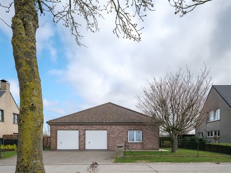 In een rustige omgeving, met open bebouwingen als buren, en op een boogscheut van het Kasteel van Ooidonk, de Leie, Sint-Martens-Latem & E40 met snell...