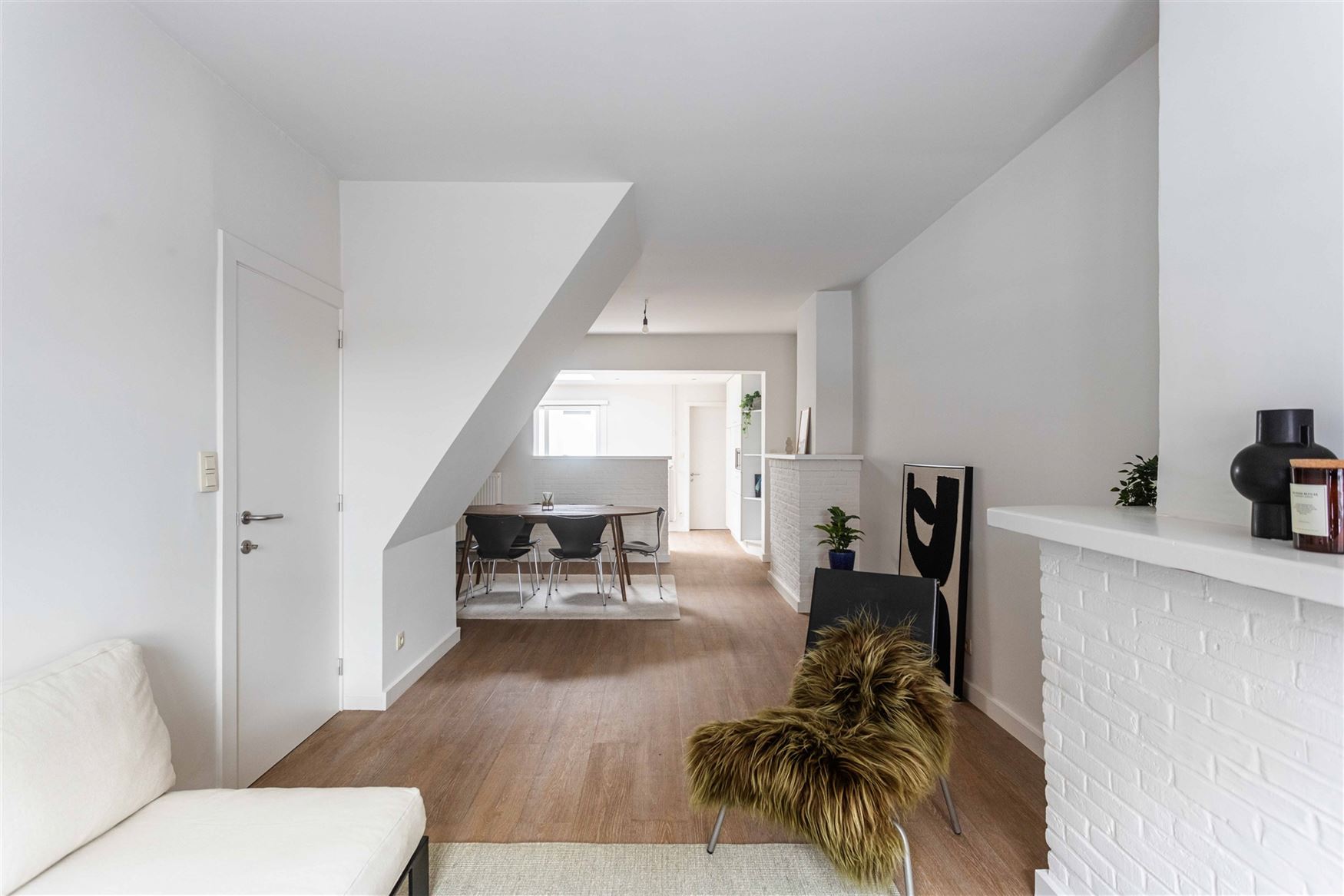 In de pittoreske dorpskern van Sint-Denijs-Westrem, op slechts enkele minuten verwijderd van Sint-Martens-Latem en Gent-centrum.

Hier geniet je van...