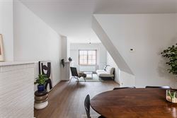 In de pittoreske dorpskern van Sint-Denijs-Westrem, op slechts enkele minuten verwijderd van Sint-Martens-Latem en Gent-centrum.

Hier geniet je van...