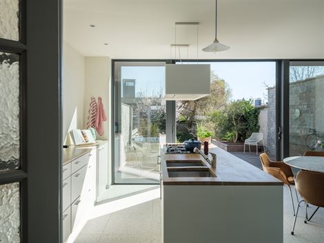 Sint-Amandsberg is een centraal gelegen topbuurt, vlot bereikbaar met de auto en op een boogscheut van de Gentse binnenstad met de fiets. De hoge mobi...