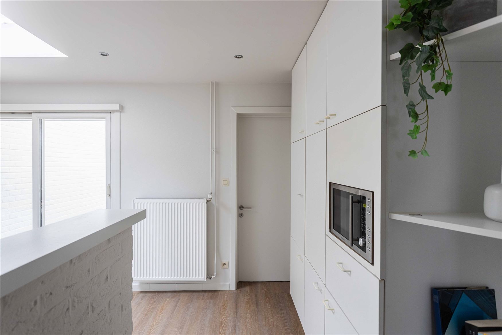 In de pittoreske dorpskern van Sint-Denijs-Westrem, op slechts enkele minuten verwijderd van Sint-Martens-Latem en Gent-centrum.

Hier geniet je van...