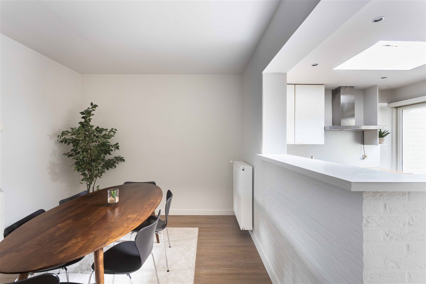 In de pittoreske dorpskern van Sint-Denijs-Westrem, op slechts enkele minuten verwijderd van Sint-Martens-Latem en Gent-centrum.

Hier geniet je van...