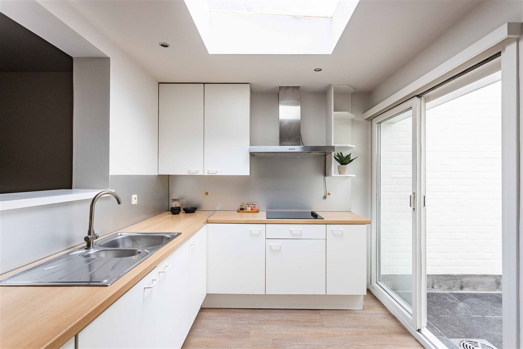 In de pittoreske dorpskern van Sint-Denijs-Westrem, op slechts enkele minuten verwijderd van Sint-Martens-Latem en Gent-centrum.

Hier geniet je van...