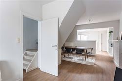 In de pittoreske dorpskern van Sint-Denijs-Westrem, op slechts enkele minuten verwijderd van Sint-Martens-Latem en Gent-centrum.

Hier geniet je van...