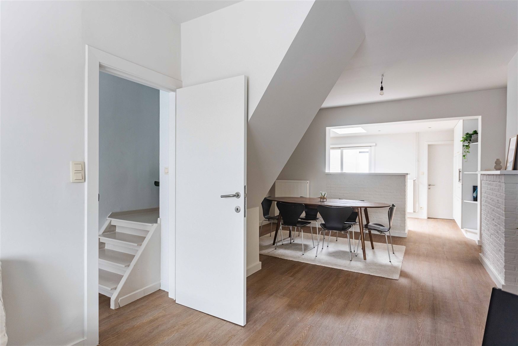 In de pittoreske dorpskern van Sint-Denijs-Westrem, op slechts enkele minuten verwijderd van Sint-Martens-Latem en Gent-centrum.

Hier geniet je van...