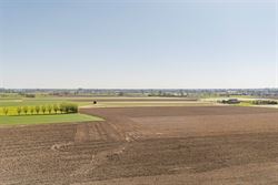 Houd je van landelijke vergezichten en ben je op zoek naar een rustgevende locatie om jouw woondroom te realiseren? Dan is dit een uitgelezen kans.
O...