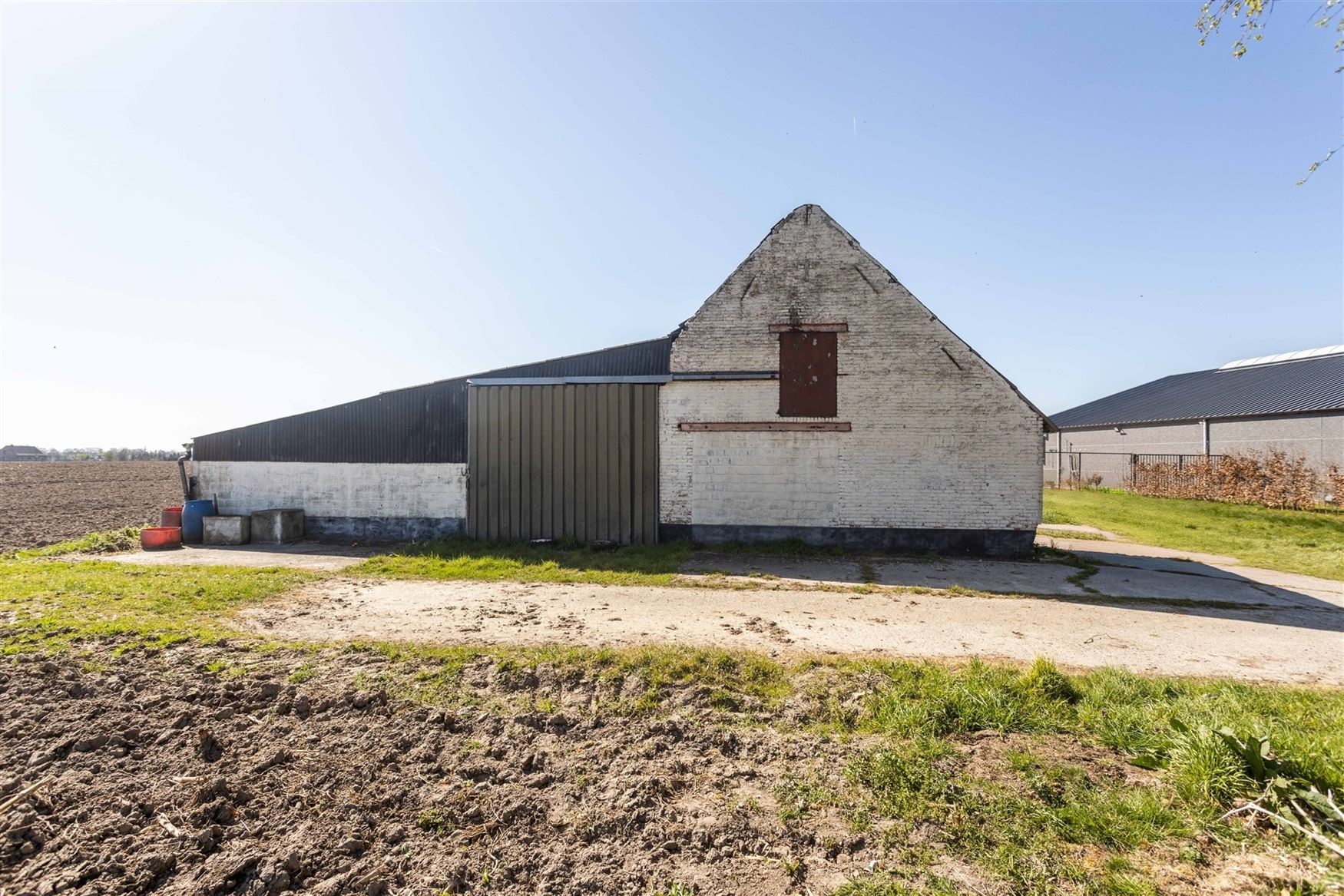 Houd je van landelijke vergezichten en ben je op zoek naar een rustgevende locatie om jouw woondroom te realiseren? Dan is dit een uitgelezen kans.
O...