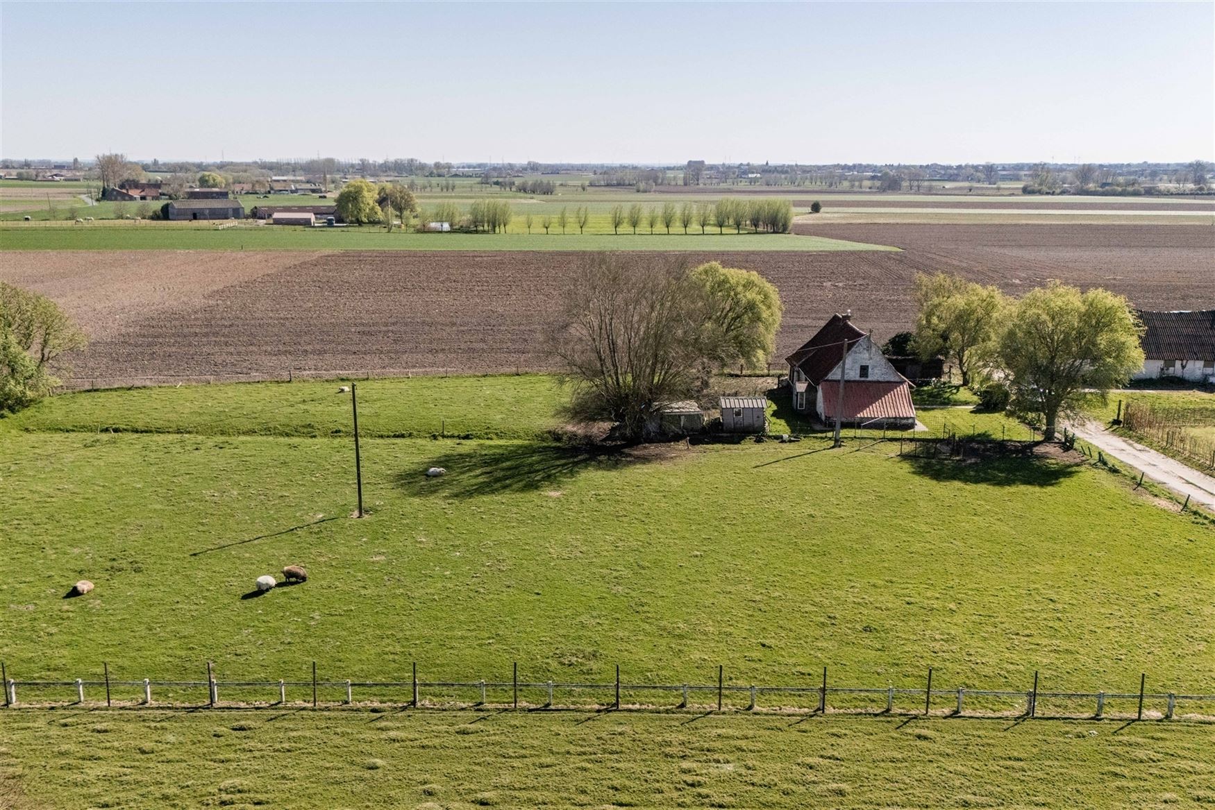 Houd je van landelijke vergezichten en ben je op zoek naar een rustgevende locatie om jouw woondroom te realiseren? Dan is dit een uitgelezen kans.
O...