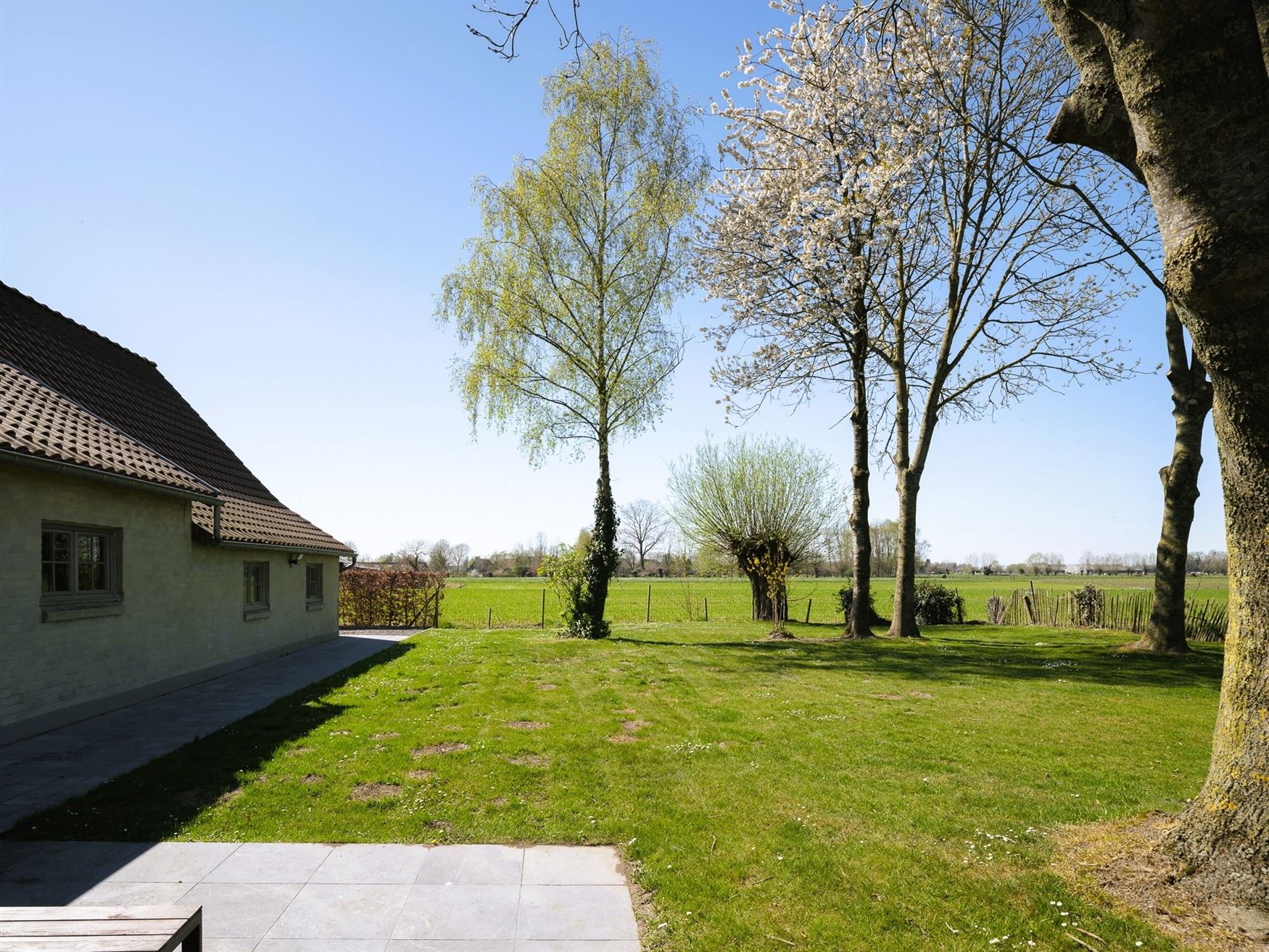 Bouw nu uw droomwoning op dit uitzonderlijke perceel van 2.280 m² in het rustige Zomergem. Met een breedte van 23 meter en bijna 100 meter diep en ge...