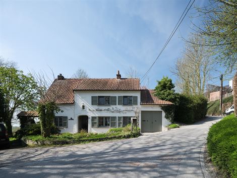 Deze op te frissen woning heeft heel wat te bieden en is gelegen in een rustige, groene omgeving. Aangezien naast de woning een natuurgebied ligt, gen...