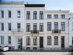 Renovatieplicht niet van toepassing omwille van vaststelling als bouwkundig erfgoed.

Centraal gelegen tussen Brussel en Gent én op wandelafstand v...