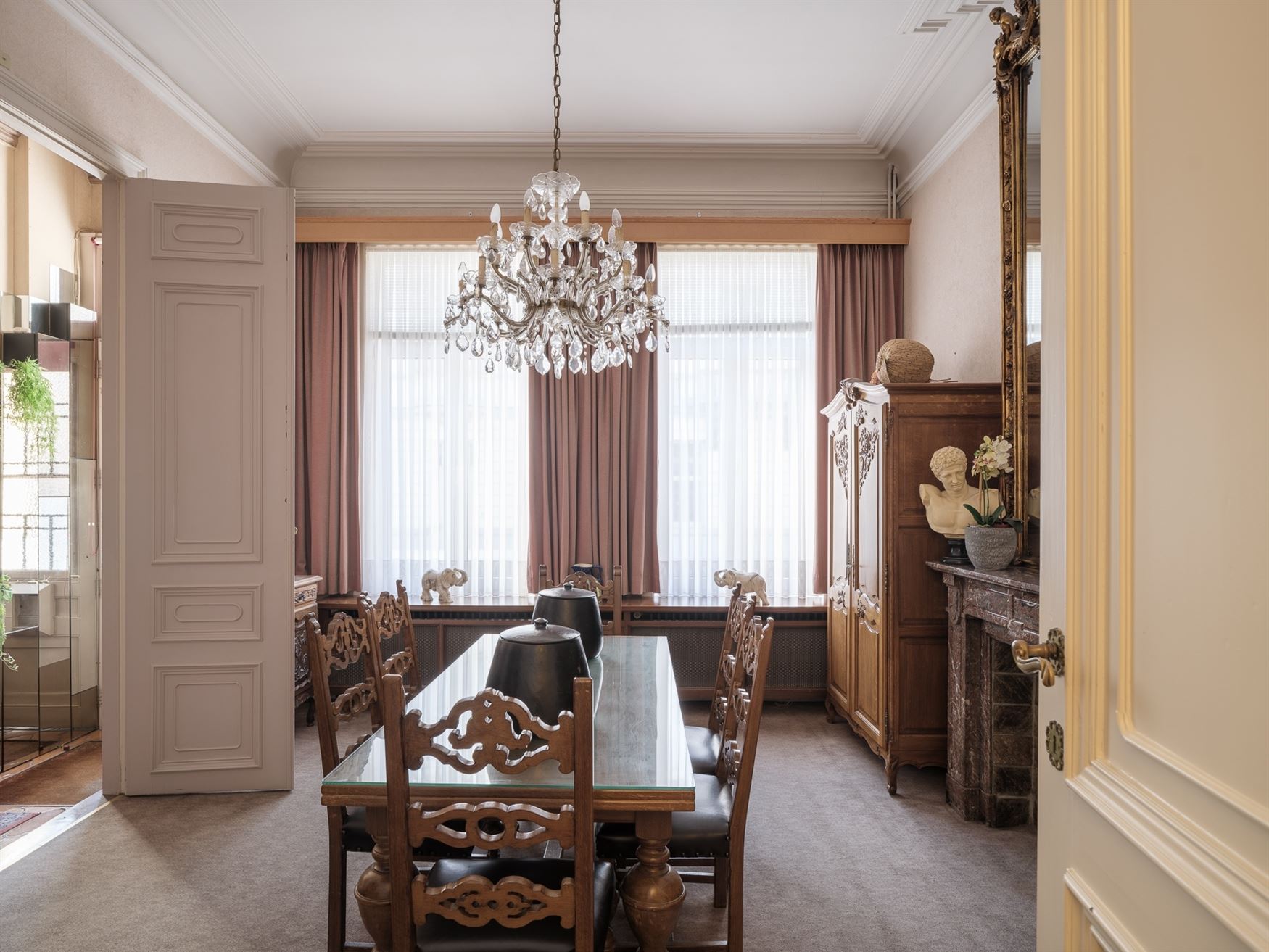 Renovatieplicht niet van toepassing omwille van vaststelling als bouwkundig erfgoed.

Centraal gelegen tussen Brussel en Gent én op wandelafstand v...