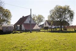 Houd je van landelijke vergezichten en ben je op zoek naar een rustgevende locatie om jouw woondroom te realiseren? Dan is dit een uitgelezen kans.
O...