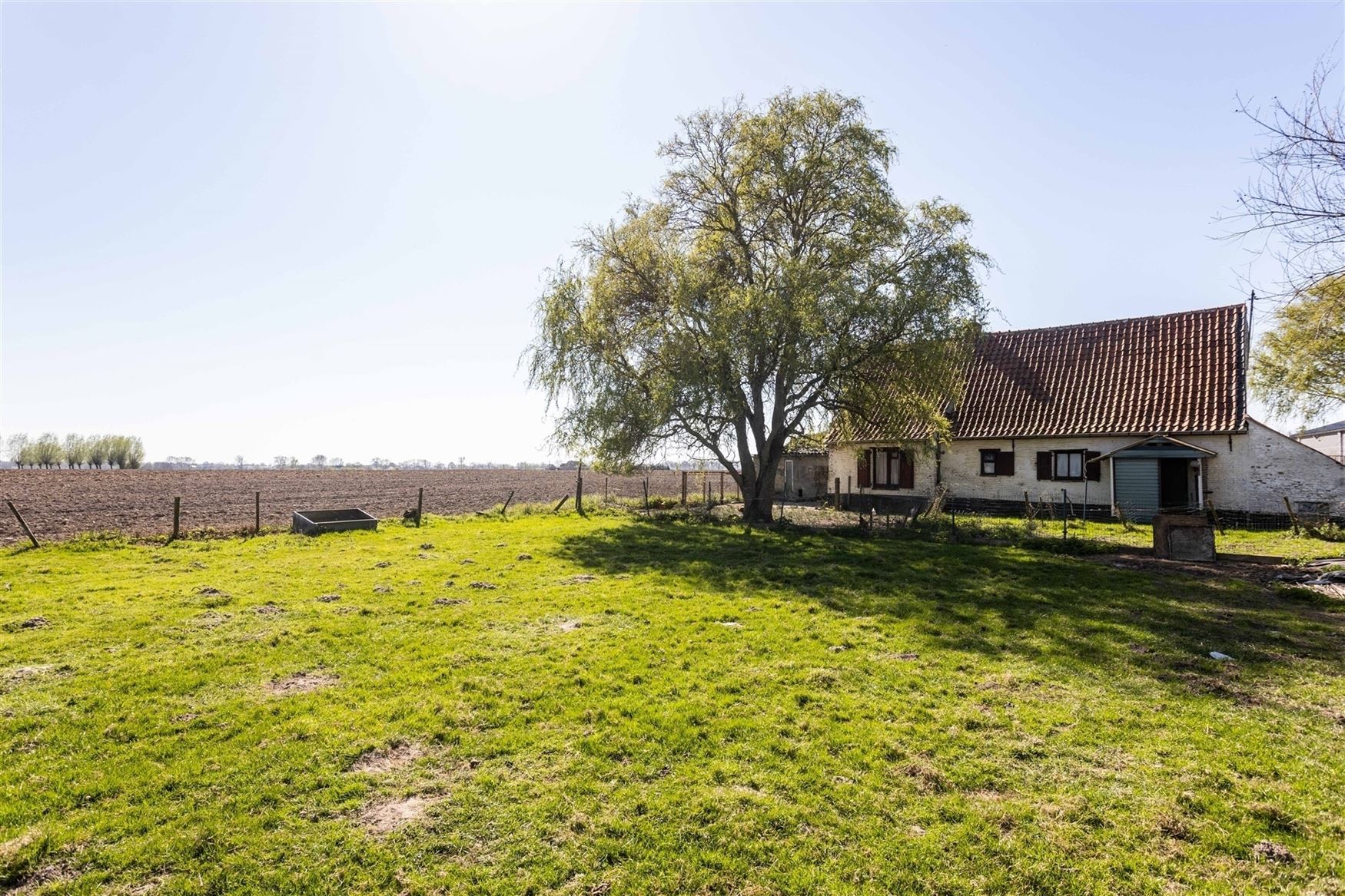 Houd je van landelijke vergezichten en ben je op zoek naar een rustgevende locatie om jouw woondroom te realiseren? Dan is dit een uitgelezen kans.
O...
