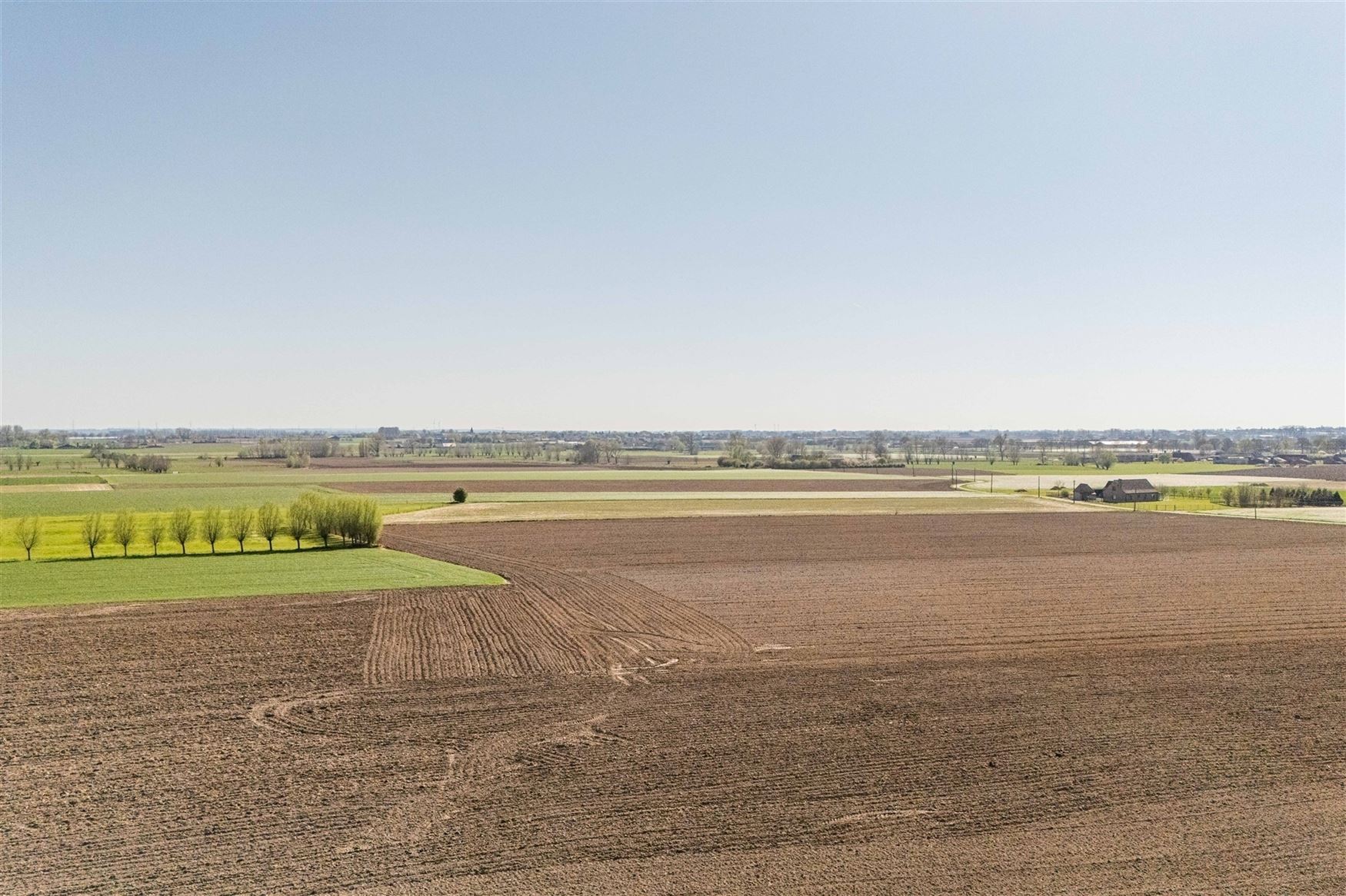 Houd je van landelijke vergezichten en ben je op zoek naar een rustgevende locatie om jouw woondroom te realiseren? Dan is dit een uitgelezen kans.
O...