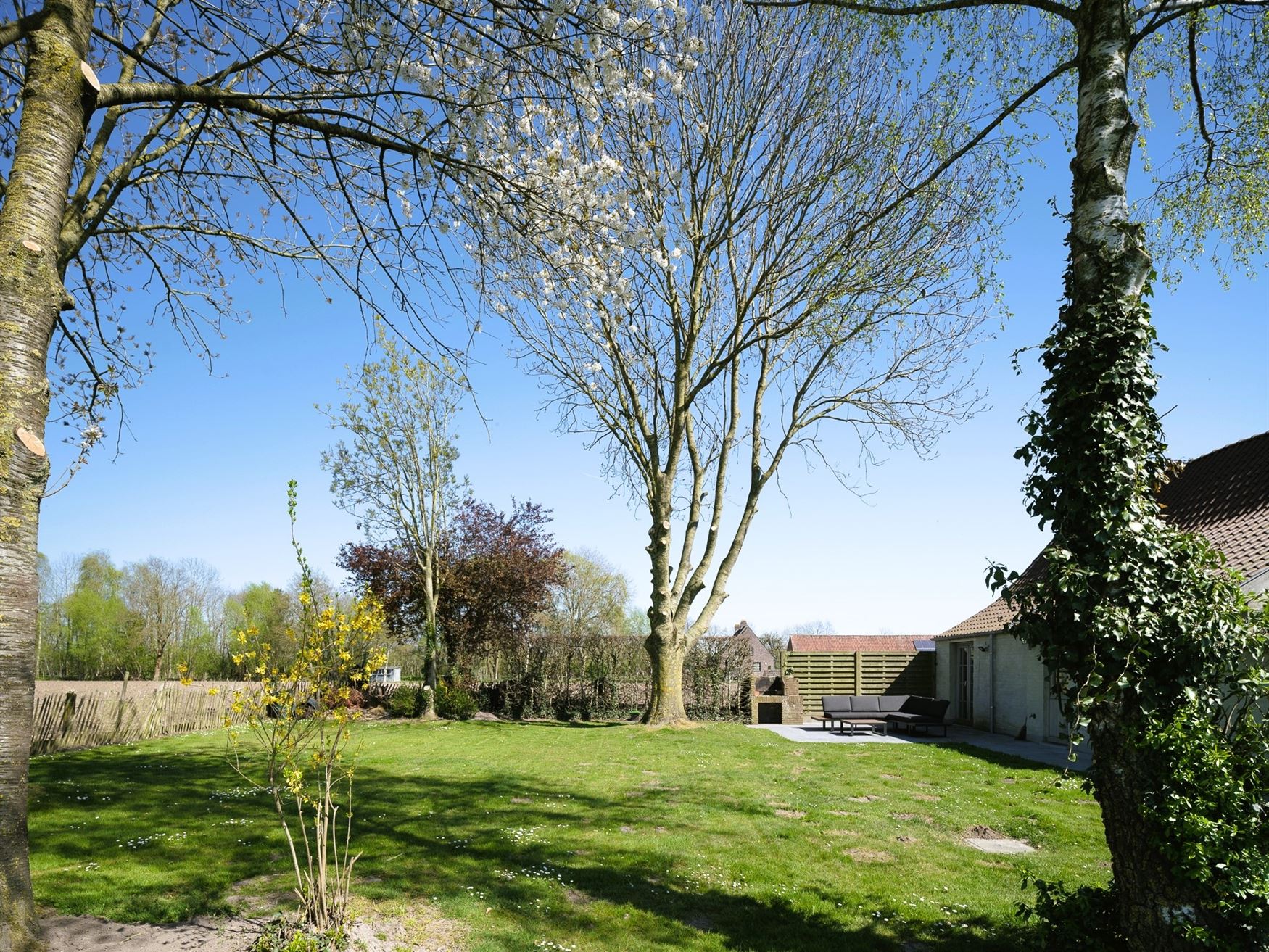 Bouw nu uw droomwoning op dit uitzonderlijke perceel van 2.280 m² in het rustige Zomergem. Met een breedte van 23 meter en bijna 100 meter diep en ge...