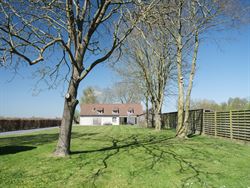 Bouw nu uw droomwoning op dit uitzonderlijke perceel van 2.280 m² in het rustige Zomergem. Met een breedte van 23 meter en bijna 100 meter diep en ge...